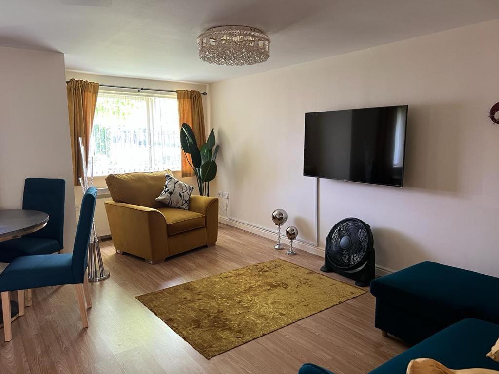 Modern Beautiful Gated Two Bed Apartment Stifford Exterior foto