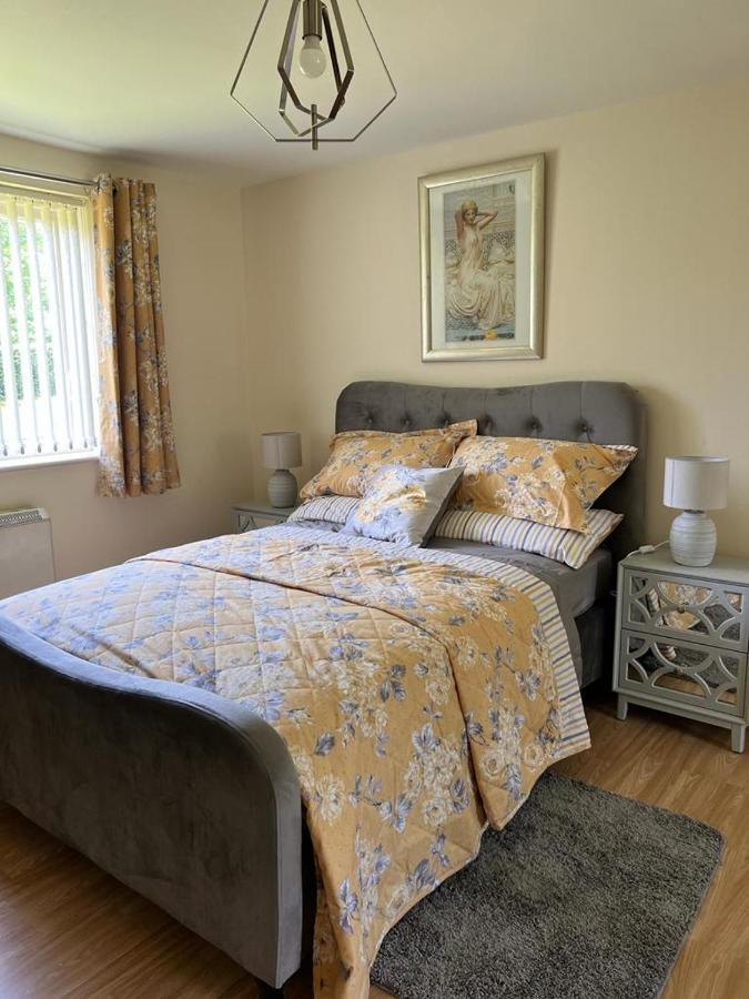 Modern Beautiful Gated Two Bed Apartment Stifford Exterior foto
